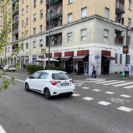 Bnb Milano Dipinta Di Blu Esterno foto