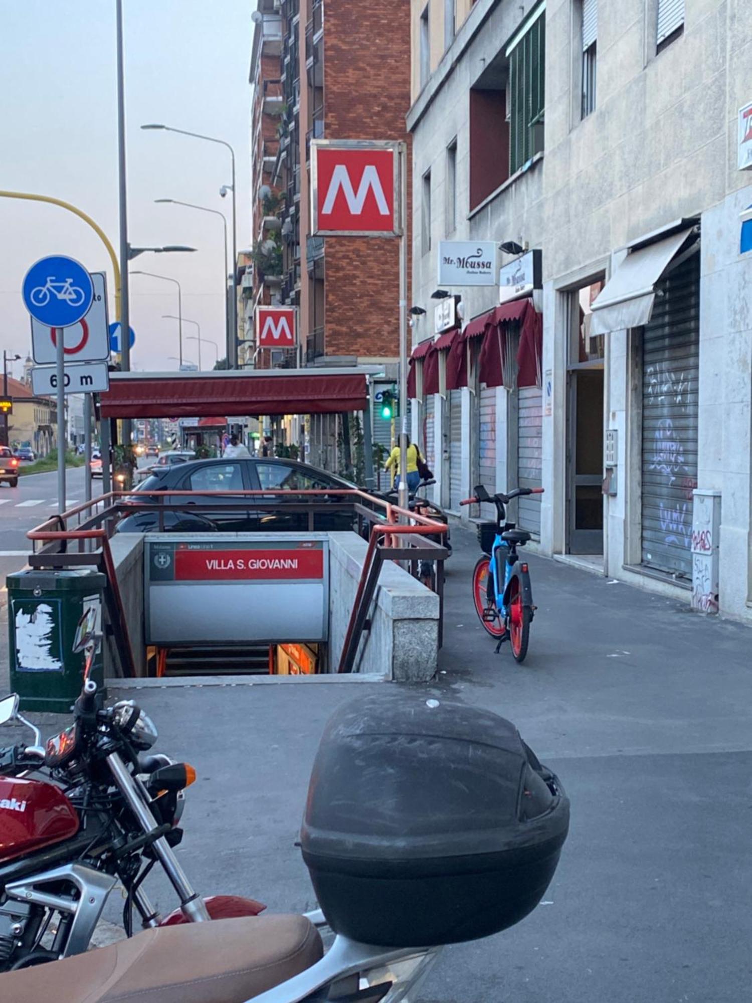 Bnb Milano Dipinta Di Blu Esterno foto